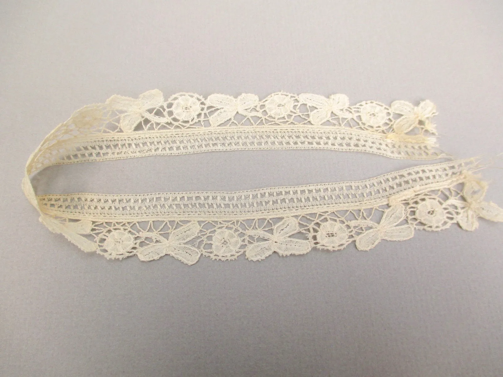 Antique 1900s Victorian handmade lace edge