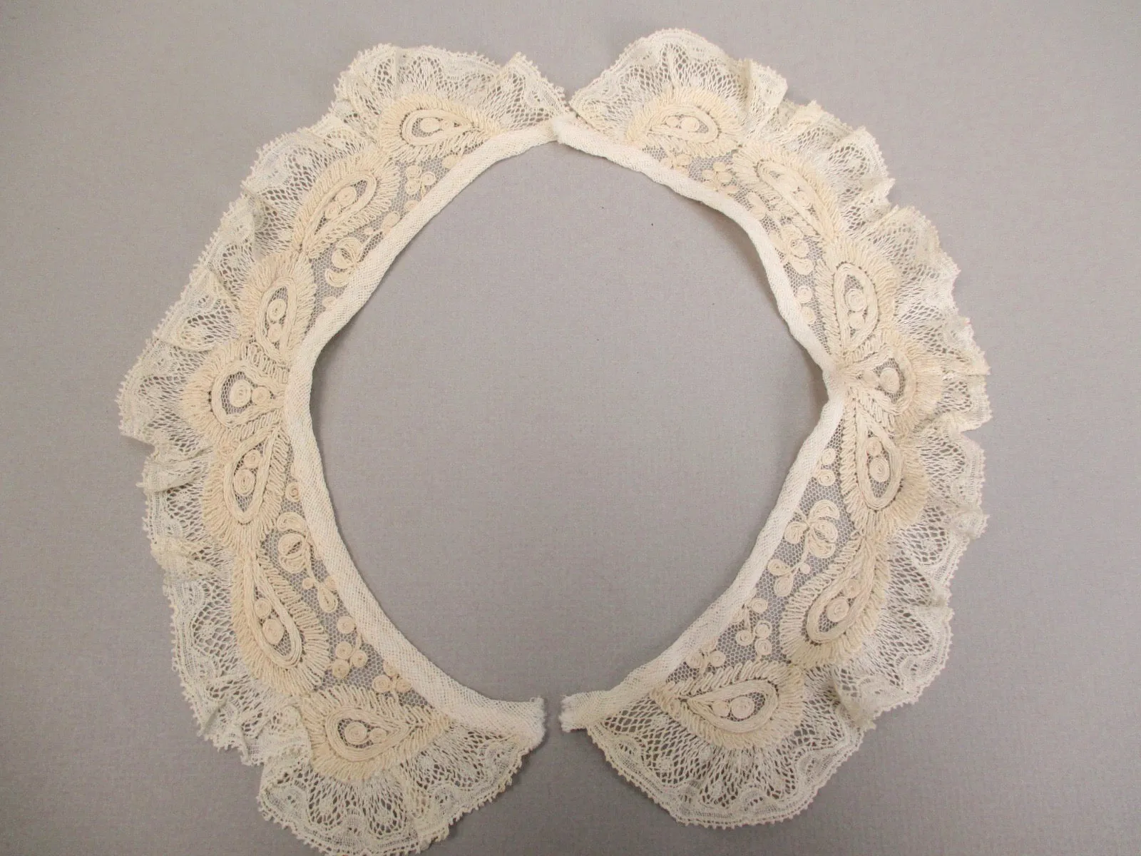 Antique lace collar w Tambour embroidery Victorian