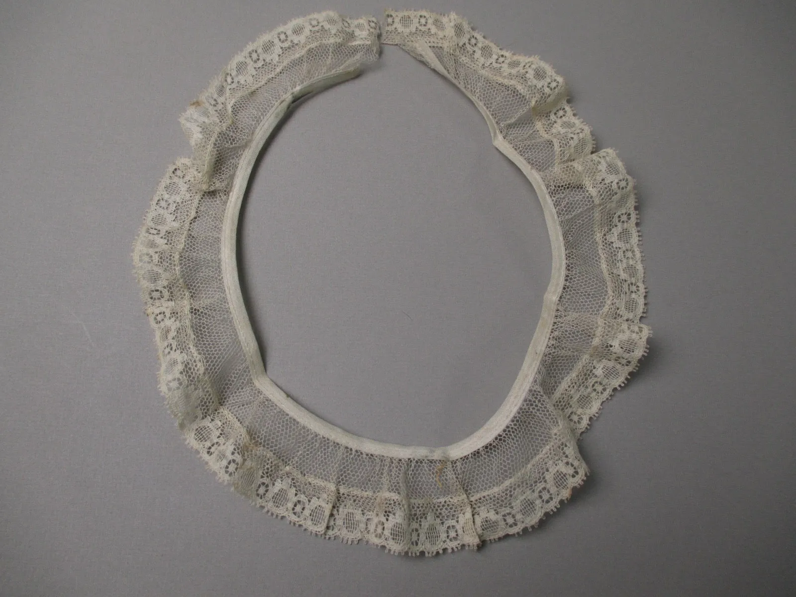 Antique lace Victorian round collar