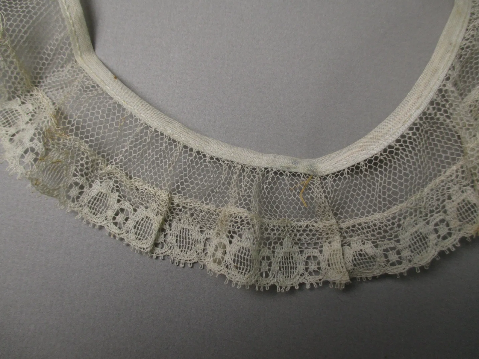 Antique lace Victorian round collar