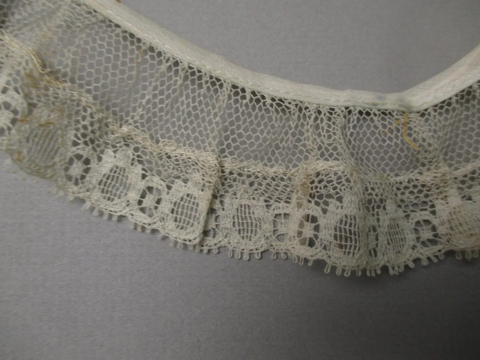 Antique lace Victorian round collar