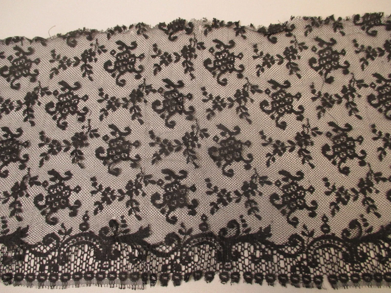Antique Victorian chantilly lace remnant