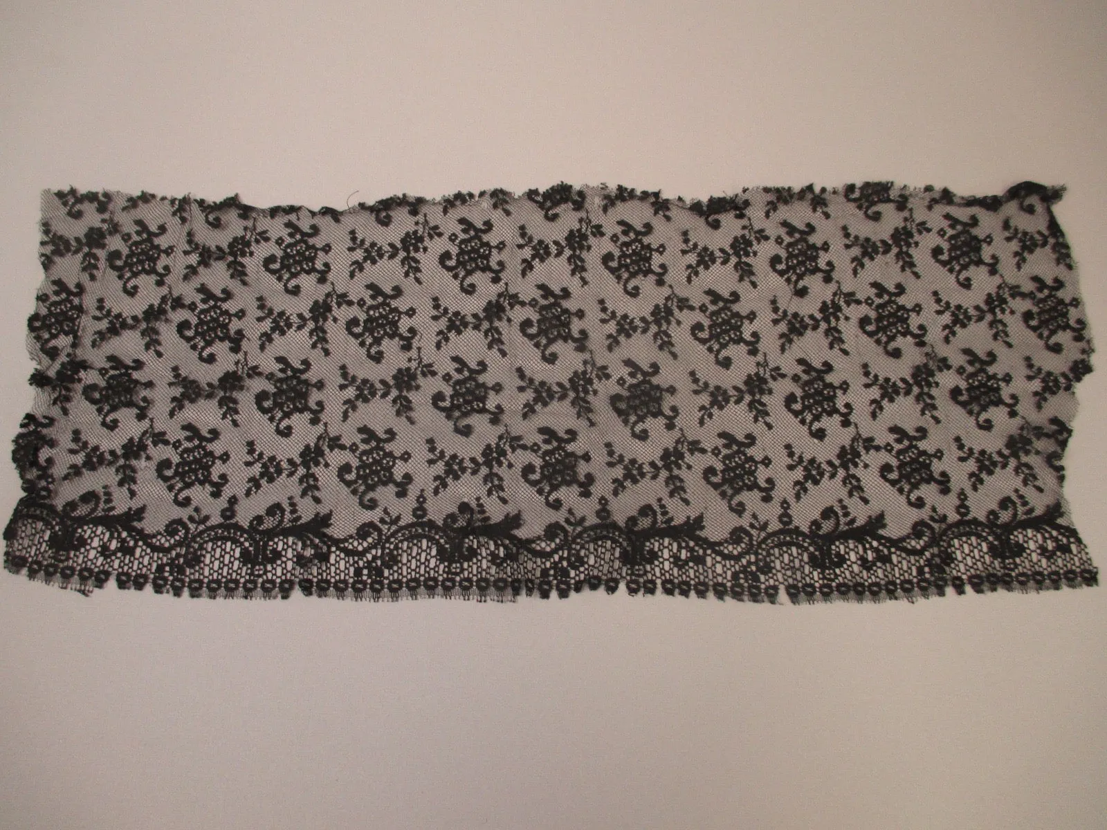 Antique Victorian chantilly lace remnant