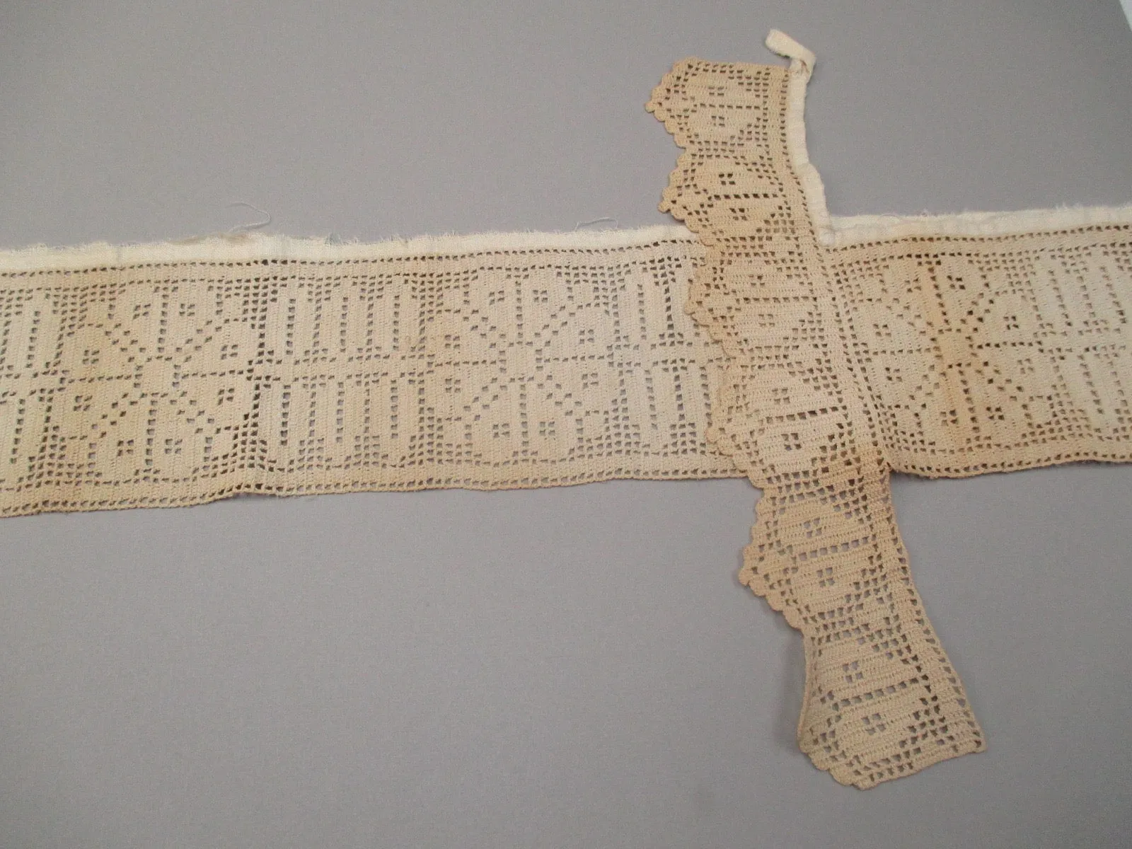Antique Victorian Filet Lace Runner Edge