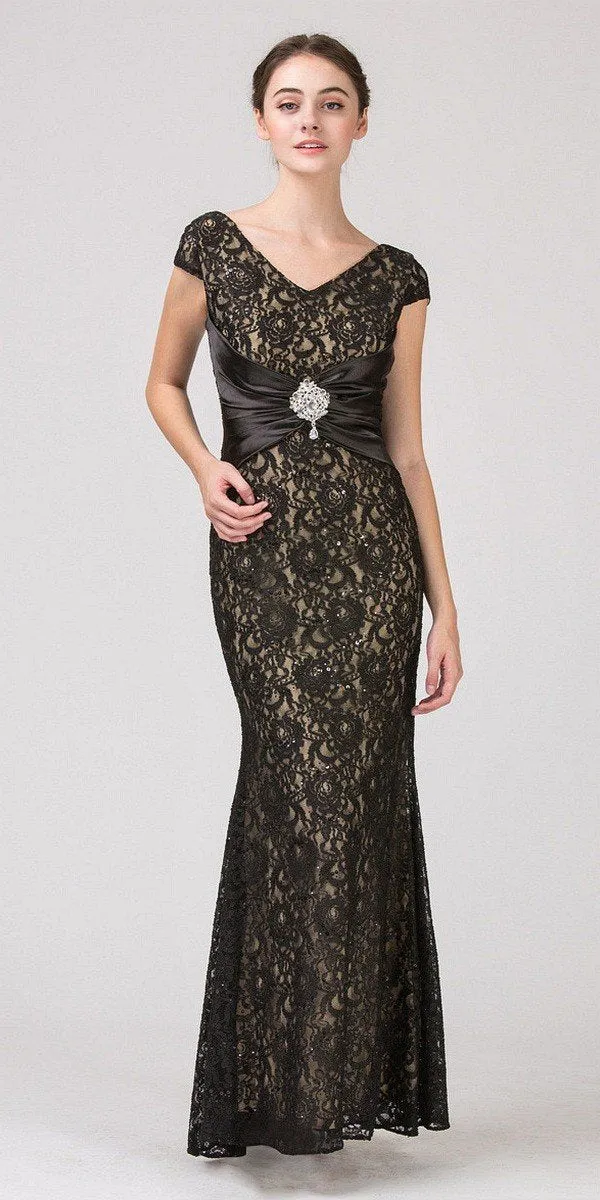 Eureka 2003 Short Sleeved V Neckline Long Lace Column Gown