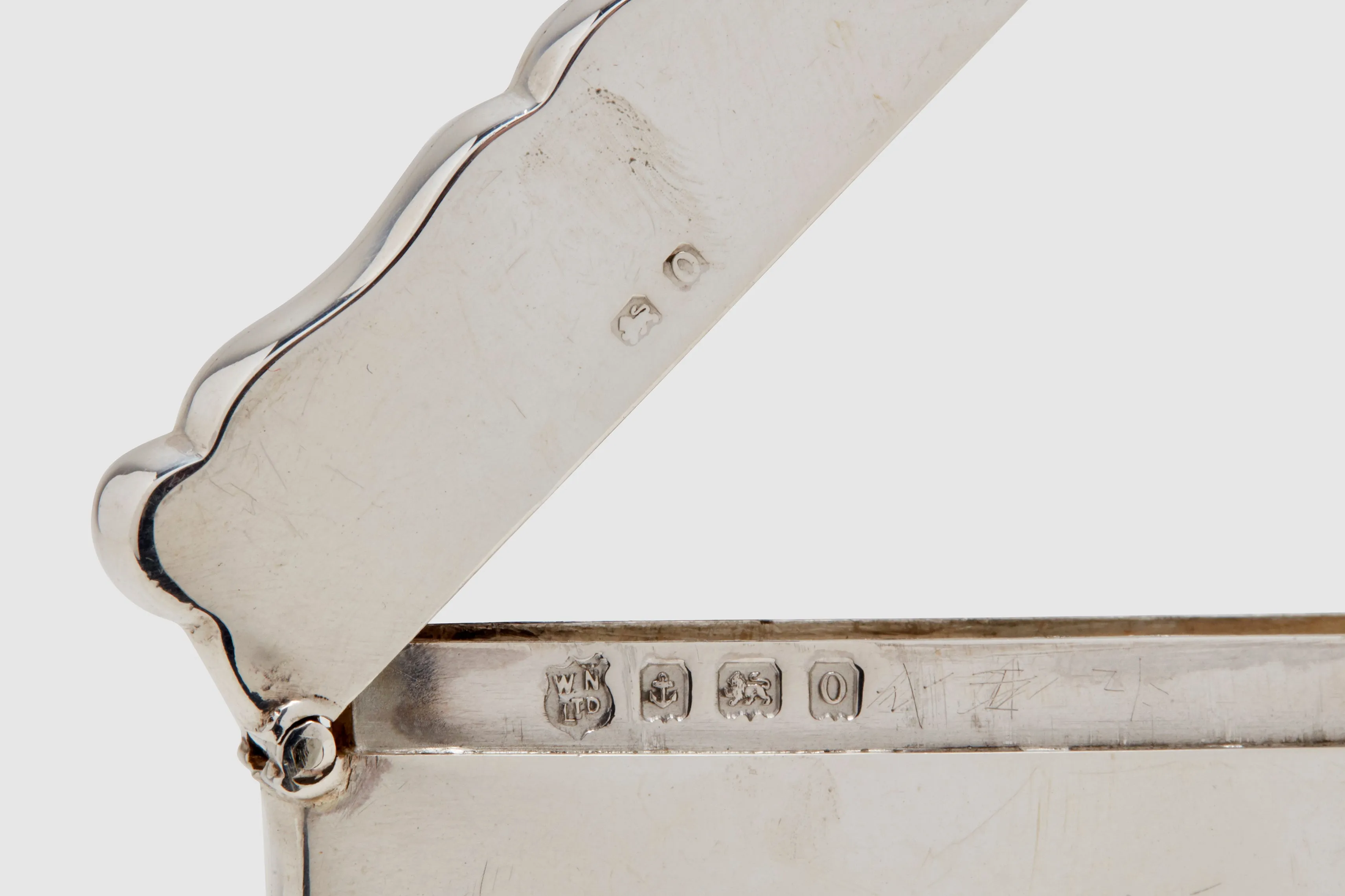 Hinged Scalloped Edge Card Case