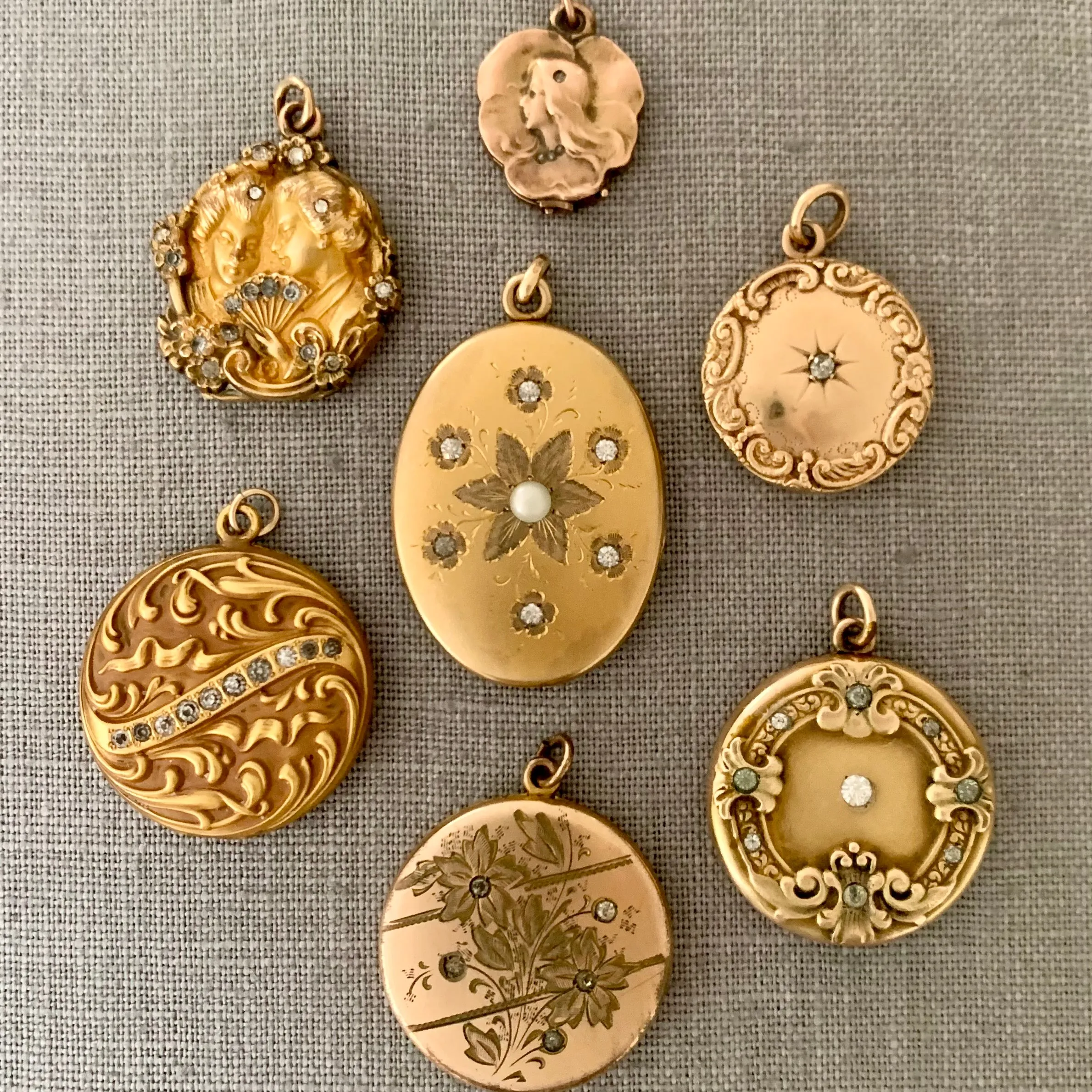 Stellar Pearl Flower Locket